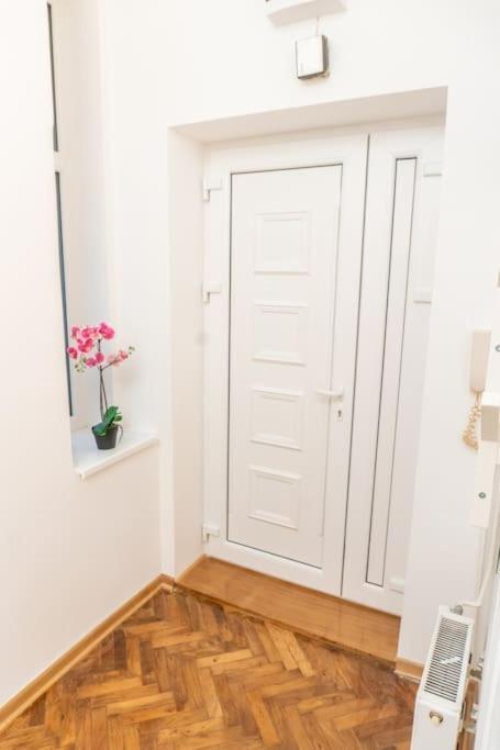 Central And Comfy 2Bdr Apartment Near Parliament 베오그라드 외부 사진