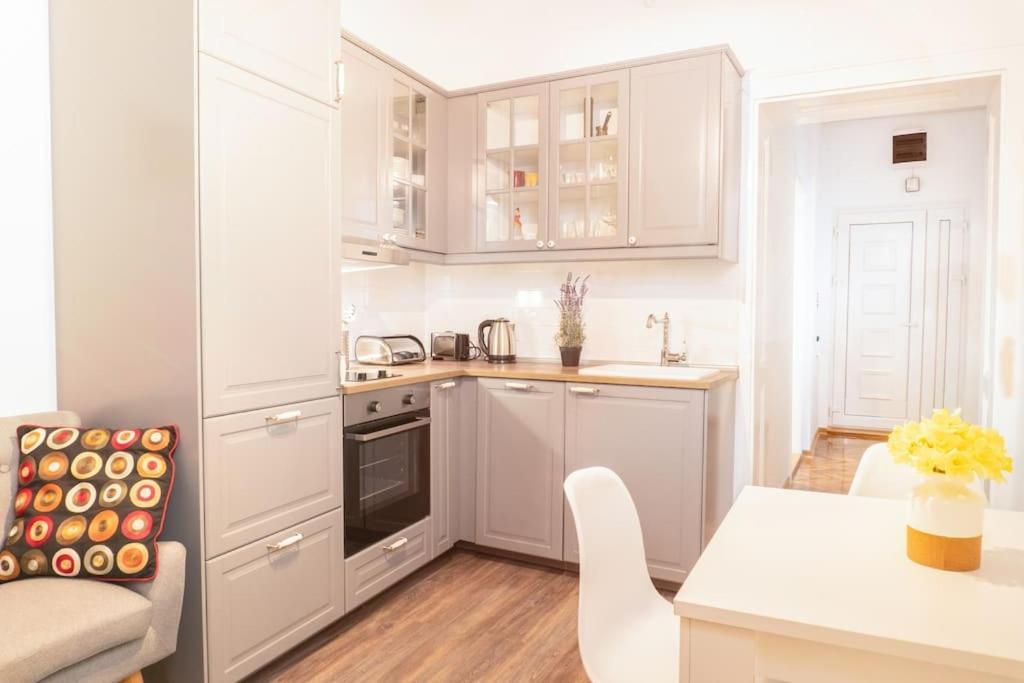Central And Comfy 2Bdr Apartment Near Parliament 베오그라드 외부 사진